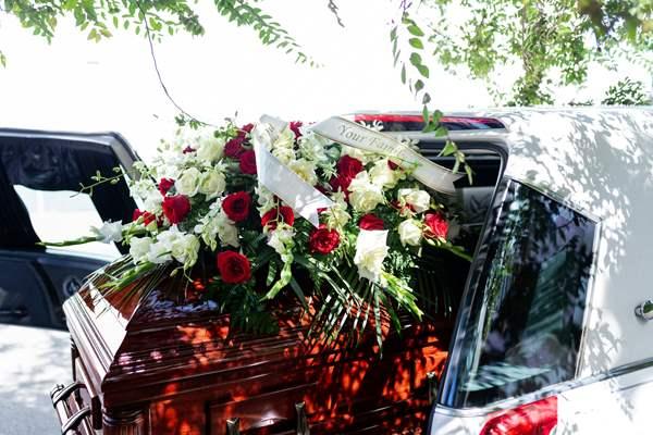 Jak zorganizować pogrzeb o charakterze świeckim – wskazówki